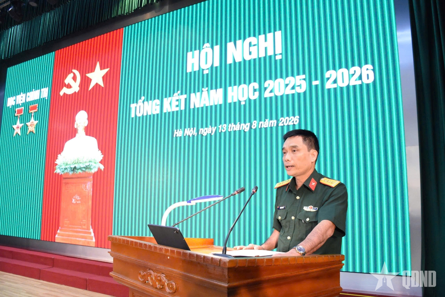 Vận dụng nghị quyết của Đảng vào bài giảng chuyên đề chính trị